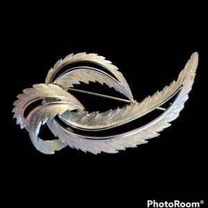 Vintage 1964 Sarah Coventry Brooch - Feathered Fashion - Silvertone